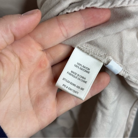 BELLA DAHL V-NECK SHORT SLEEVE TEE SOFT TAN - Picture 8 of 8